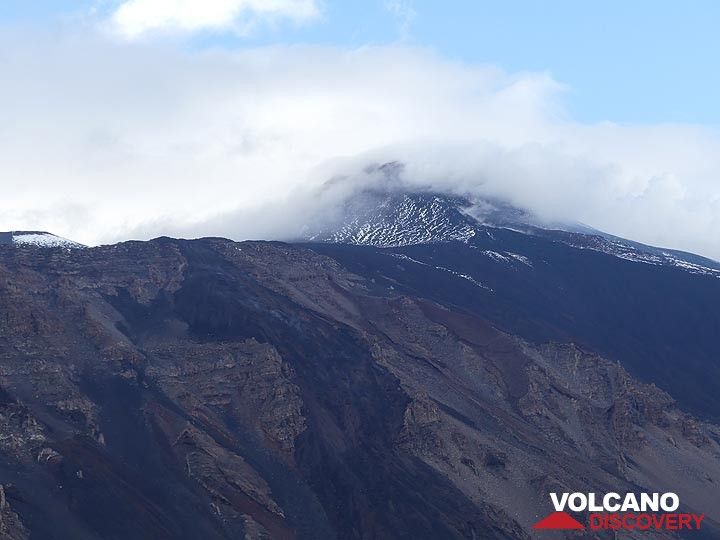 Avant de retourner à notre hôtel, les nuages qui couvraient auparavant la zone du sommet de l'Etna se dissipent partiellement et dévoilent l'objectif enneigé de notre randonnée du lendemain. (Photo: Ingrid Smet)