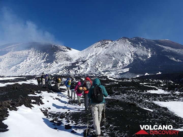 Avec notre guide de montagne privé, nous commençons notre randonnée jusqu'au sommet du complexe du cratère Bocca Nuovo - Voragine. (Photo: Ingrid Smet)