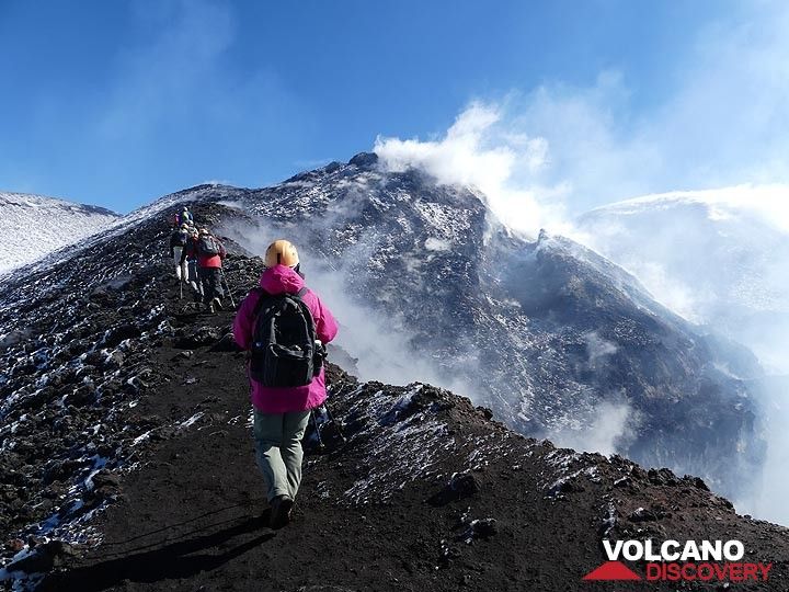 Wir gehen im Uhrzeigersinn am Rand des Bocca Nuova-Kraters entlang, von wo aus der stark entgasende aktive Schlot zeitweise Explosionen verursacht. (Photo: Ingrid Smet)