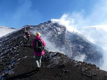 Wir gehen im Uhrzeigersinn am Rand des Bocca Nuova-Kraters entlang, von wo aus der stark entgasende aktive Schlot zeitweise Explosionen verursacht. (Photo: Ingrid Smet)