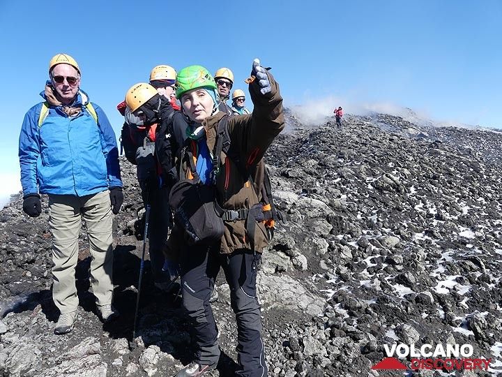 Emanuela Carone, spécialiste de l'Etna et organisatrice de voyages, explique l'histoire éruptive, les dépôts et les changements récents du volcan tout au long de notre randonnée au sommet. (Photo: Ingrid Smet)