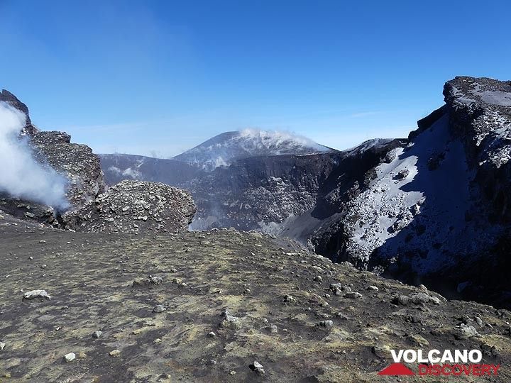 Vue depuis le cratère Voragine (derrière le photographe) vers le cratère NEt. (Photo: Ingrid Smet)