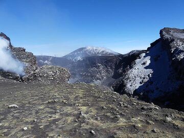 Vue depuis le cratère Voragine (derrière le photographe) vers le cratère NEt. (Photo: Ingrid Smet)