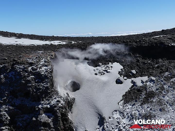 Le dégazage continu et l'activité fumerolienne autour des cratères sommitaux font fondre les trous dans la couverture de neige fraîche. (Photo: Ingrid Smet)