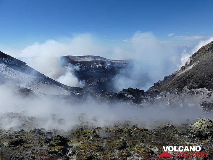 Blick vom Sattel zwischen dem NE- und dem Voragine-Krater auf letzteren, mit dem Bocca Nuova-Krater im Hintergrund. (Photo: Ingrid Smet)