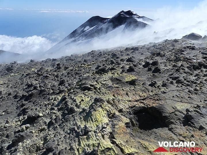 Blick von der dicken Schwefelschicht mit dünner Aschedecke am Ostrand des Voragine-Kraters (Vordergrund) auf den südöstlichen Kraterkomplex (Hintergrund). (Photo: Ingrid Smet)