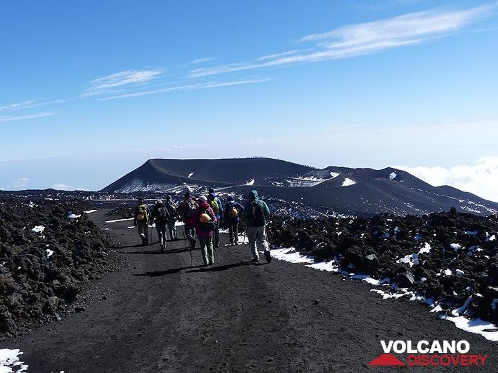 Marcher le long de la « route principale » jusqu'à la zone du sommet et revenir vers les cônes de scories de l'éruption de fissure de 2002-2003. (Photo: Ingrid Smet)