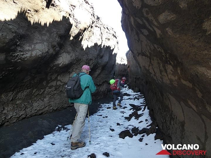 On the way back to the cable car we hike through a recent lava channel. (Photo: Ingrid Smet)