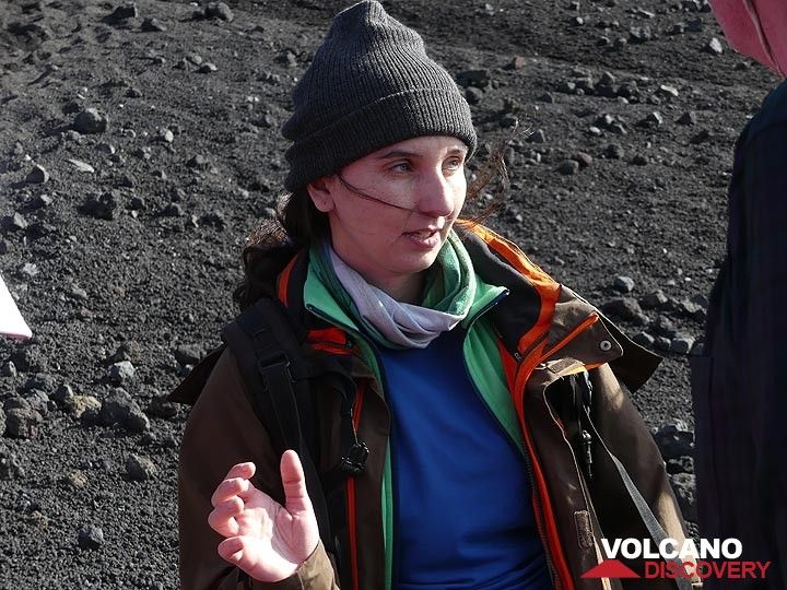 Manu expliquant les événements survenus lors du spectaculaire sommet de l'Etna et de son éruption de flanc en 2002-2003. (Photo: Ingrid Smet)