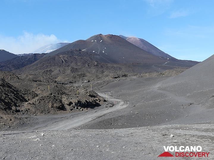 Vue vers les cônes de cendres de 2002-2003 et la zone sommitale de l'Etna avec le cratère SE (à droite) et la Bocca Nuova (à gauche) derrière eux. (Photo: Ingrid Smet)