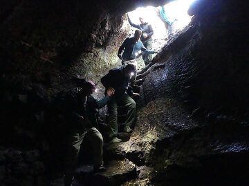 Abstieg in eine der vielen Lavahöhlen des Ätna, die Grotta della Neve, die in historischen Zeiten im Frühjahr und Sommer als Lagerraum für Winterschnee und -eis diente. (Photo: Ingrid Smet)