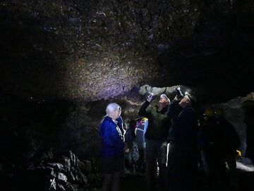 Étudier le plafond complexe avec des lavasicles à l'intérieur de la grotte de lave de l'Etna, « Grotta della Neve ». (Photo: Ingrid Smet)