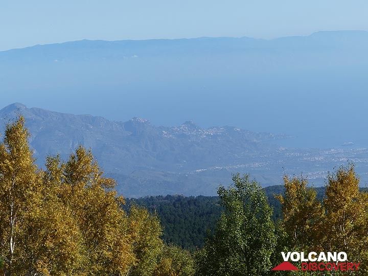 Blick nach Nordosten vom Rifugio Citelli in Richtung der Stadt, auf deren Bergrücken die Stadt Taormina liegt, unser Ziel für den Nachmittag. (Photo: Ingrid Smet)