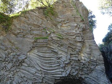 En raison de la contraction lors d'un refroidissement rapide, cette coulée de lave a formé des joints de refroidissement créant des structures en colonnes perpendiculaires à la surface de refroidissement. (Photo: Ingrid Smet)