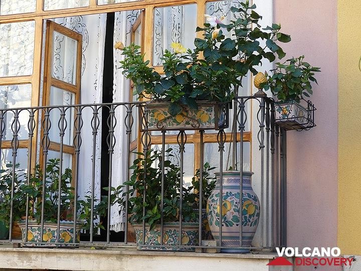 Beaucoup de plantes et de céramiques colorées sur les balcons de la ville de Taormina. (Photo: Ingrid Smet)
