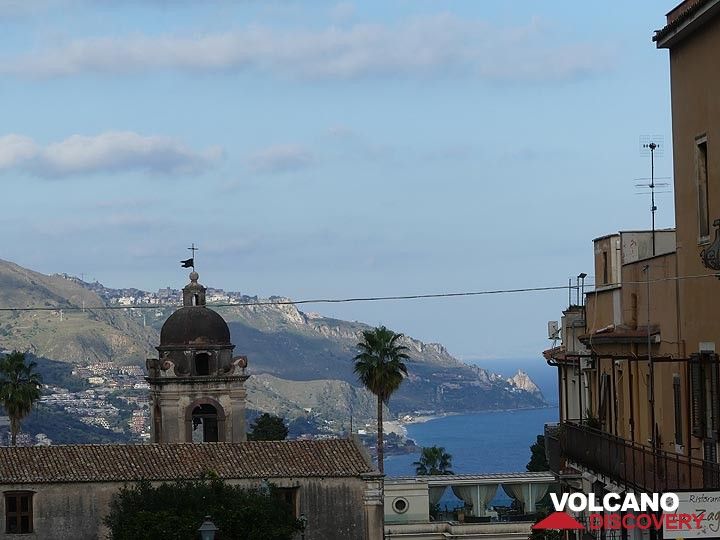 Vue depuis la Porta Messina à Taormina vers la côte nord-est de la Sicile. (Photo: Ingrid Smet)