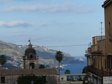 View from the Porta Messina in Taormina towards the northeastern coastline of Sicily. (Photo: Ingrid Smet)