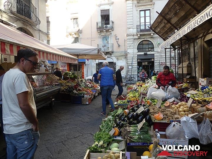 Stöbern Sie in den lokalen Produkten, die freitags auf dem Frischmarkt im Zentrum von Catania verkauft werden. (Photo: Ingrid Smet)