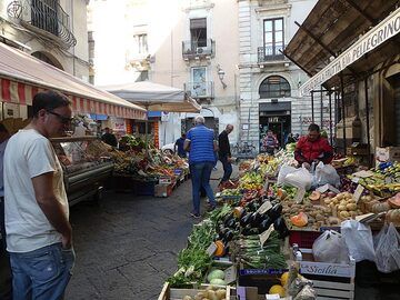 Parcourir les produits locaux vendus sur le marché frais du vendredi dans le centre de Catane. (Photo: Ingrid Smet)