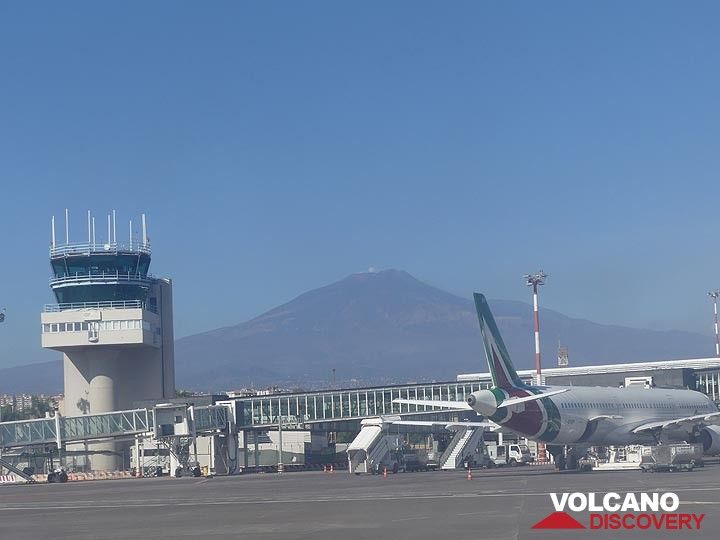 The imposing ca 3320 m high mountain that is Etna volcano dominates the skyline of Catania airport. (Photo: Ingrid Smet)