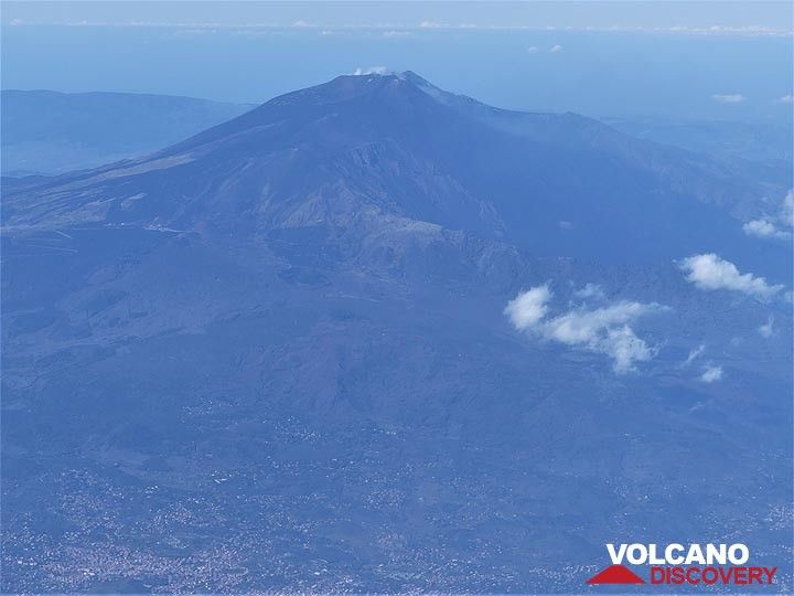 Vue aérienne rapprochée des flancs supérieurs de l'Etna et de la zone sommitale du volcan. (Photo: Ingrid Smet)