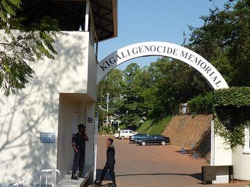 Tag 1 – Eintritt zum Kigali Genocide Memorial in der Hauptstadt Ruandas (Photo: Ingrid Smet)