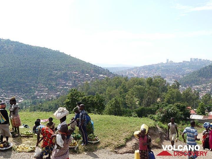Tag 2 – Nachdem wir Kigali verlassen haben: Rückblick auf die Hauptstadt im Hintergrund und einen kleinen lokalen Markt im Vordergrund (Photo: Ingrid Smet)
