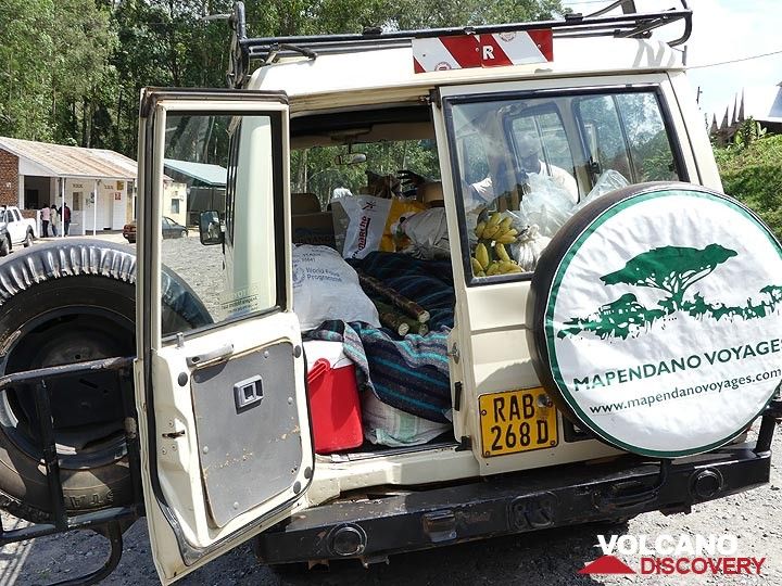Tag 2 – Befüllen des Logistikfahrzeugs mit frischen lokalen Vorräten für unseren Nyiragongo-Campingplatz (Photo: Ingrid Smet)