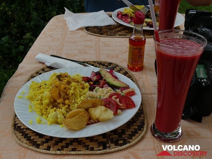 Jour 2 - Déjeuner buffet avec jus de fruits frais pendant notre trajet de Kigali à Goma (Photo: Ingrid Smet)