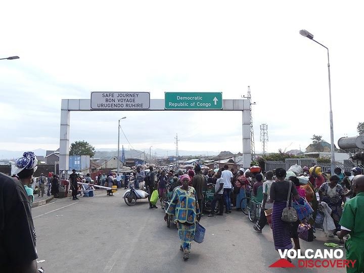 Tag 2 – An der „kleinen Grenze“ zwischen Ruanda und der DR Kongo, die täglich zehntausende Bürger überqueren (Photo: Ingrid Smet)