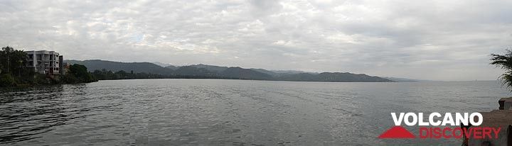 Jour 2 - Panorama du Lac Kivu pris depuis notre hôtel et tourné vers le Rwanda (Photo: Ingrid Smet)