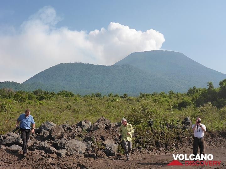 Jour 3 - Première vue dégagée sur le volcan Nyiragongo (avec le cratère Shaheru à gauche) (Photo: Ingrid Smet)