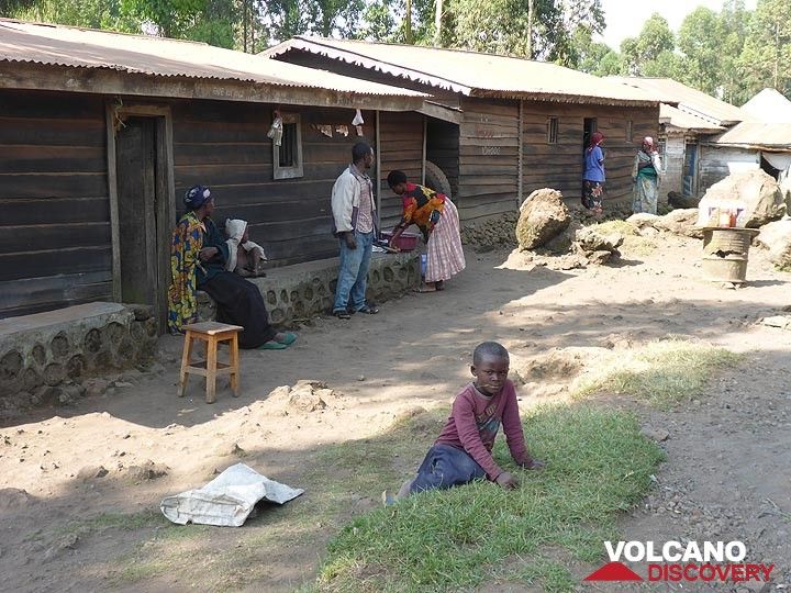 Jour 3 - De nombreux porteurs viennent du petit village congolais en face du poste de contrôle de Kibati, départ de la randonnée jusqu'au Nyiragongo (Photo: Ingrid Smet)