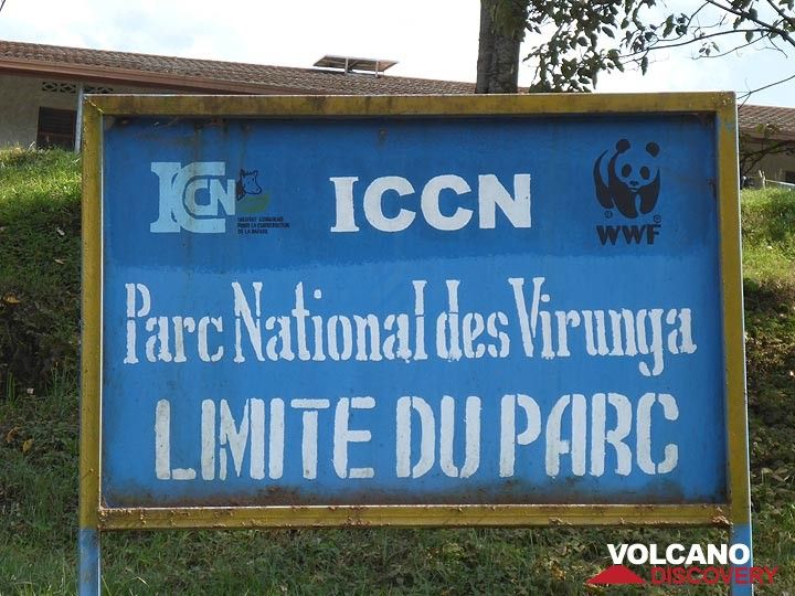 Jour 3 - Les plaques frontalières bleu vif du Parc National des Virunga au poste de Kibati (Photo: Ingrid Smet)