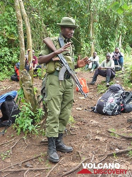 Tag 3 – Am Start und an jedem Rastpunkt erklärt der Chefranger des Virunga-Nationalparks den nächsten Teil der Wanderung (Photo: Ingrid Smet)