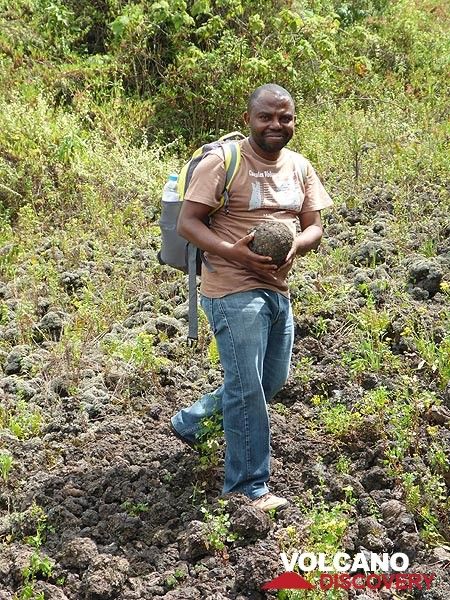 Jour 3 - Marcelling, le volcanologue de Goma qui nous accompagne sur Nyiragongo, a trouvé une bombe de lave (Photo: Ingrid Smet)
