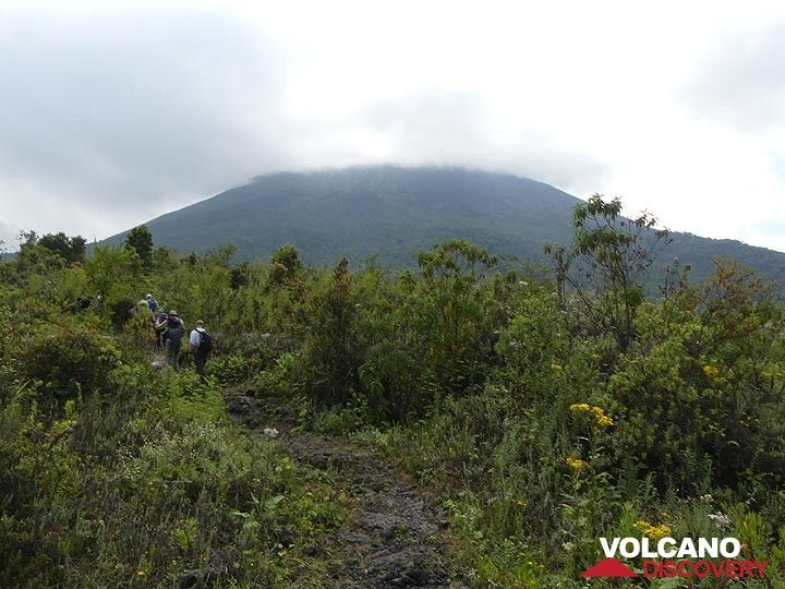 Jour 3 - À mi-chemin de la randonnée, nous obtenons une vue plus claire sur le grand cône sommital tronqué du volcan. (Photo: Ingrid Smet)