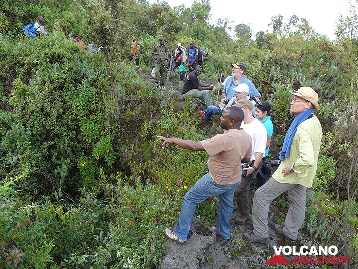 Jour 3 - Le troisième point de repos à environ 2 750 m d'altitude se trouve près de la grande fracture à partir de laquelle l'éruption de fissure sur le versant sud du Nyiragongo s'est produite en 2002. (Photo: Ingrid Smet)