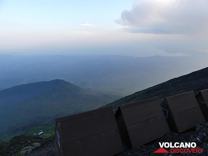 Tag 3 – Blick vom Gipfelcampingplatz, mit einigen Hütten im Vordergrund, dem Shaheru-Krater in der Mitte und dem Kivu-See im Hintergrund (Photo: Ingrid Smet)