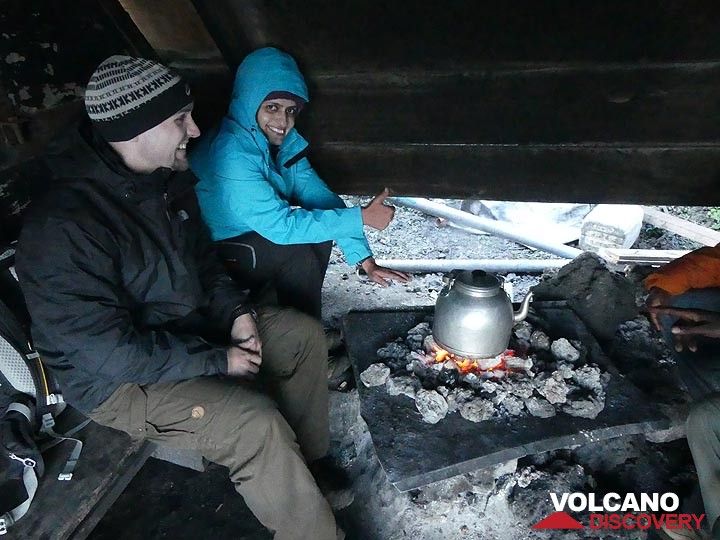 Tag 3 – Um ca. Auf dem Vulkangipfel auf 3400 m Höhe kann es ziemlich kalt, feucht und windig sein – aber in unserem „Speisezimmer“ brennt immer ein Feuer und es gibt heißen Tee (Photo: Ingrid Smet)