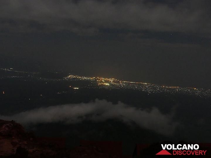 Tag 3 – Wenn die Wolken rund um den Gipfel verschwunden sind, können wir die Lichter der Stadt Goma am Ufer des Kivu-Sees sehen (Photo: Ingrid Smet)