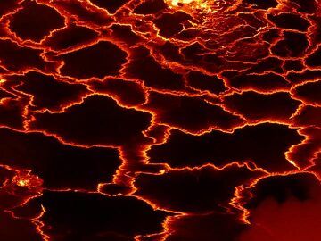 Day 3 - Pattern of the cracked thin crust on above the glowing hot lava (Photo: Ingrid Smet)