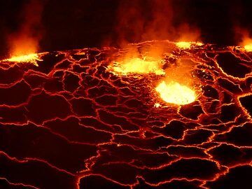 Day 3 - At different locations, the lava lake´s surface is broken up by large gas bubbles rising up and exploding at the surface (Photo: Ingrid Smet)