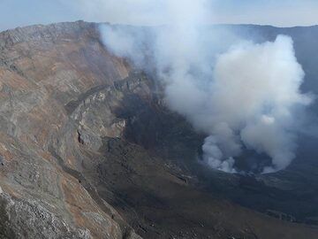 Day 4 - The western part of the summit caldera bathing in first sunlight (Photo: Ingrid Smet)