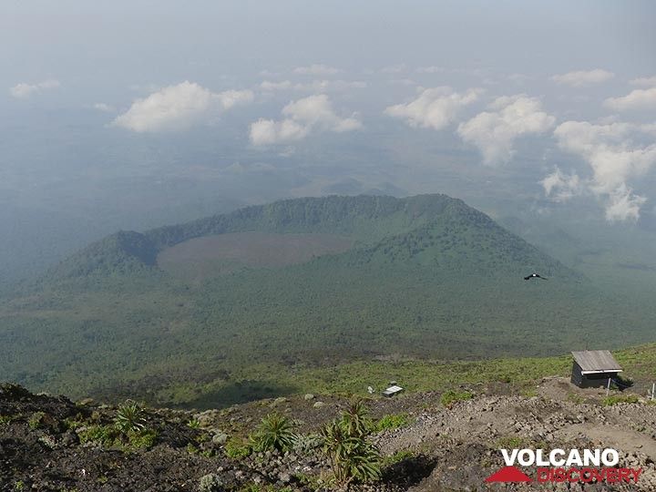 Jour 4 - Vue depuis le sommet du Nyiragongo jusqu'au cratère de Shaheru - et les toilettes du camp au centre à droite (Photo: Ingrid Smet)