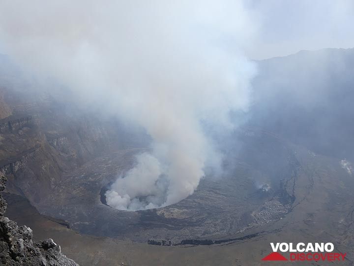 Tag 4 – Überblick über den zentralen Teil der Gipfel-Caldera von Nyiragongo (Photo: Ingrid Smet)