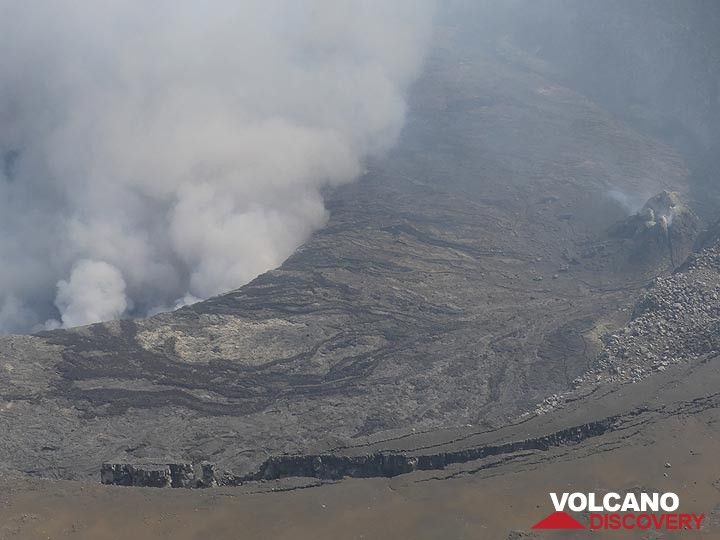 Jour 4 - Zoom sur le hornito 2016 encore fumant (à droite) et les coulées de lave brun foncé qui ont éclaté et qui serpentaient vers le cratère avec le lac de lave actif (Photo: Ingrid Smet)