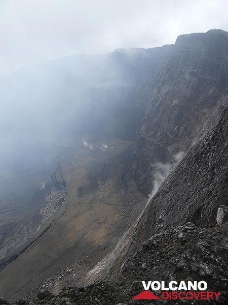 Day 4 - View onto the southeastern inner caldera wall, where fumaroles rise from the southern fissure  (Photo: Ingrid Smet)