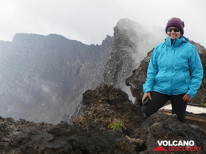 Tag 4 – Stehen am Rand der Gipfel-Caldera von Nyiragongo! (Photo: Ingrid Smet)