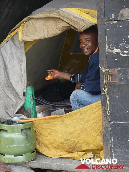 Jour 4 - Notre cuisinier de camping Benjamin fait sa magie dans une petite cuisine sous tente (Photo: Ingrid Smet)